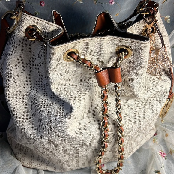 Michael Kors Frankie Bucket Bag - Picture 3 of 17